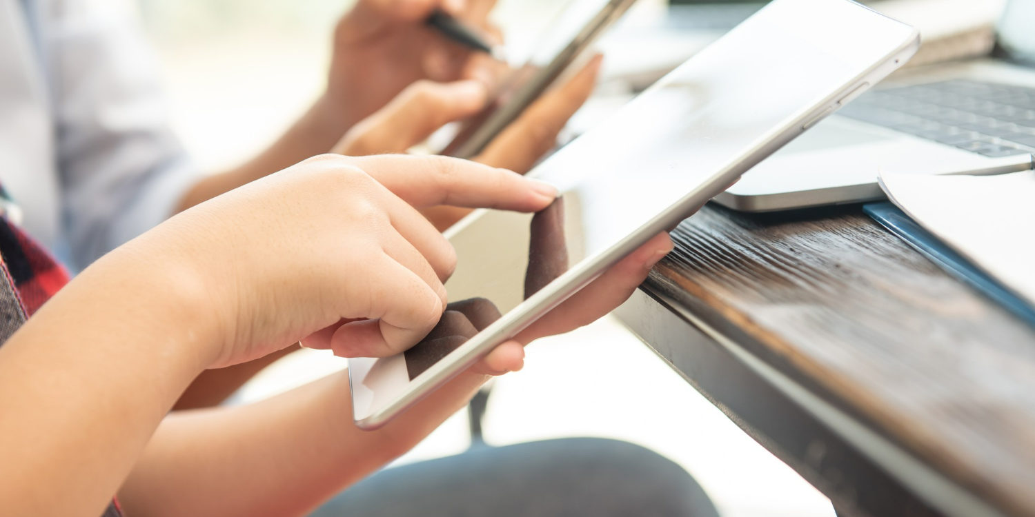 inversor-profesional-trabajando-nuevo-proyecto-puesta-marcha-reunion-finanzas-tableta-digital-diseno-computadora-portatil-telefono-inteligente-usando